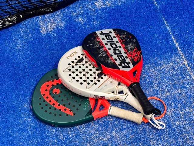Tre padelbat stablet på banen: HEAD Radical, NOX og Babolat – bedst i test til let øvede spillere