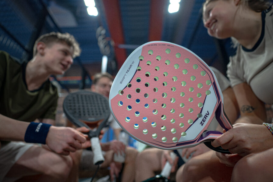 Padelspillere efter kamp der hygger sig og smiler