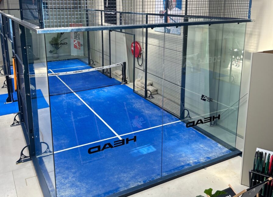 Billede af vores test padelbane, hvor man kan se hel banen