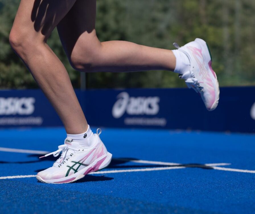 Padelsko til hurtige retningsskift – Asics letvægts padelsko i aktion på banen